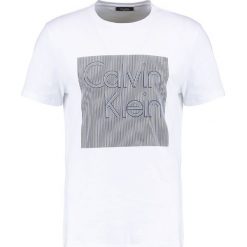 Calvin Klein JAMNA GRAPHIC PLACEMENT Tshirt z nadrukiem white. Białe koszulki polo Calvin Klein, m, z nadrukiem, z bawełny. Za 229,00 zł.
