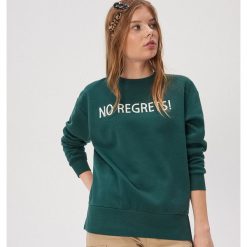 Bluza z napisem No regrets - Zielony. Zielone bluzy damskie Sinsay, s, z napisami, bez rękawów, bez kaptura. W wyprzedaży za 39,99 zł.