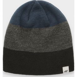 Czapka męska CAM157 - szary. Szare czapki męskie 4f, bez wzorów, z dzianiny. Za 39,99 zł.