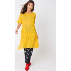 Qontrast X NA-KD Siateczkowa sukienka z rękawem z falbaną - Yellow. Żółte sukienki damskie Qontrast x NA-KD, bez wzorów, z falbankami, bez rękawów, oversize. W wyprzedaży za 42,58 zł.