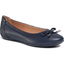Baleriny GEOX - D Charlene B D02Y7B 000BC C4002 Navy. Niebieskie baleriny damskie Geox, bez wzorów, ze skóry ekologicznej, klasyczne, bez obcasa, na płaskiej podeszwie, bez zapięcia. W wyprzedaży za 209,00 zł.
