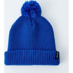 Dzianinowa czapka z pomponem w jaskrawym kolorze. Niebieskie czapki męskie Pull&Bear, bez wzorów, z dzianiny. Za 59,90 zł.