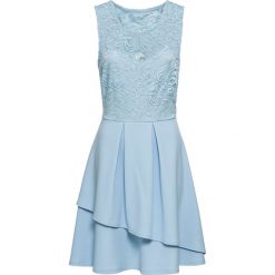 Sukienka z koronką bonprix pudrowy niebieski. Fioletowe sukienki damskie bonprix, w koronkowe wzory, z koronki, eleganckie, bez kołnierzyka, bez rękawów. Za 129,99 zł.