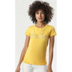 Żółty T-shirt Fransiska. Żółte bluzki damskie Born2be, s, z napisami, z okrągłym kołnierzem. Za 39,99 zł.