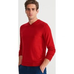 Sweter z wełny merynosa - Czerwony. Czerwone swetry klasyczne męskie marki Reserved, l, z wełny. Za 129,99 zł.
