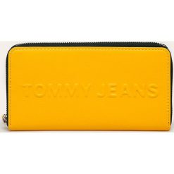 Tommy Jeans - Portfel. Czarne portfele damskie Tommy Jeans, bez wzorów, z jeansu. W wyprzedaży za 199,90 zł.