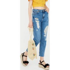 Jeansy mom fit z efektem zużycia. Niebieskie jeansy damskie relaxed fit Pull&Bear. Za 139,00 zł.