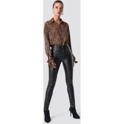 NA-KD Trend Spodnie z wysokim stanem Waxed - Black. Czarne spodnie z wysokim stanem NA-KD Trend, z jeansu. Za 161,95 zł.