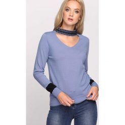 Niebieski Sweter Striking Up. Czarne swetry klasyczne damskie marki Mohito, l, z chokerem. Za 49,99 zł.