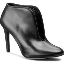 Botki CARINII - B3734 E50-360-PSK-A92. Czarne buty zimowe damskie Carinii, ze skóry, na obcasie. W wyprzedaży za 229,00 zł.