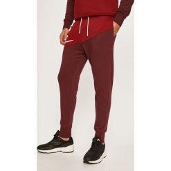 Nike Sportswear - Spodnie. Brązowe spodnie męskie Nike Sportswear, na co dzień, s, bez wzorów, z bawełny, casualowe. W wyprzedaży za 199,90 zł.