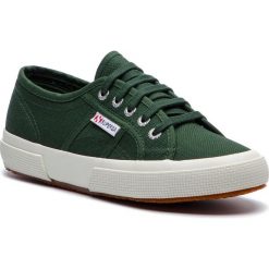 Tenisówki SUPERGA - 2750 Cotu Classic S000010 Green Dk 293. Zielone półbuty damskie Superga, bez wzorów, z gumy, bez zapięcia. W wyprzedaży za 189,00 zł.