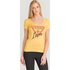 T-SHIRT ICON TEE Guess. Żółte t-shirty damskie Guess, s, z nadrukiem, z elastanu, z okrągłym kołnierzem. Za 139,00 zł.