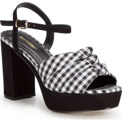 Buty damskie. Czarne klapki damskie Wittchen, w paski, ze skóry, bez obcasa, na słupku. W wyprzedaży za 199,90 zł.