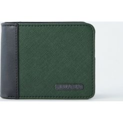 Portfel z panelem w zielonym kolorze. Zielone portfele męskie Pull&Bear, bez wzorów. Za 59,90 zł.