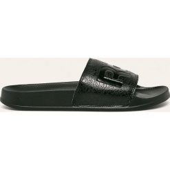 Reebok Classic - Klapki. Czarne kapcie męskie Reebok Classic, z materiału. W wyprzedaży za 109,90 zł.