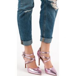 BŁYSZCZĄCE SZPILKI FASHION. Różowe czółenka damskie KYLIE, bez wzorów, bez obcasa, na szpilce, bez zapięcia. Za 52,90 zł.