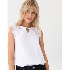 Bluzka z wycięciem przy dekolcie - Biały. Białe bluzki damskie House, s, bez wzorów, bez kołnierzyka, bez rękawów. Za 29,99 zł.