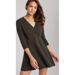 Khaki Sukienka Ilelea. Brązowe sukienki damskie Renee, xl, bez wzorów, bez kołnierzyka, bez rękawów, mini. Za 79,99 zł.