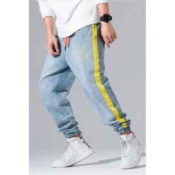 Męskie jeansy BASIL BLUE. Niebieskie jeansy męskie Męskie jeansy BASIL BLUE, m, bez wzorów, z jeansu. W wyprzedaży za 119,00 zł.
