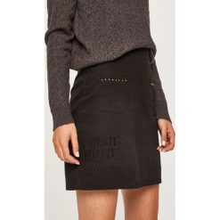 Desigual - Spódnica. Czarne spódniczki damskie Desigual, na co dzień, bez wzorów, z bawełny, z podwyższonym stanem, mini, proste. W wyprzedaży za 219,90 zł.