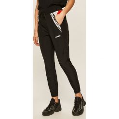 Diadora - Spodnie. Czarne spodnie damskie Diadora, s, z aplikacjami, z poliesteru. Za 259,90 zł.