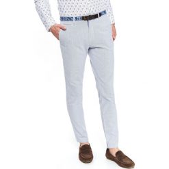 Spodnie typu chino z paskiem slim fit. Niebieskie spodnie męskie Top Secret, na co dzień, na lato, s, bez wzorów, z bawełny. W wyprzedaży za 69,99 zł.