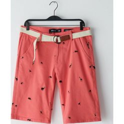 Szorty comfort z paskiem - Czerwony. Czerwone spodenki i szorty męskie Cropp, bez wzorów. W wyprzedaży za 62,99 zł.
