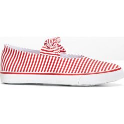 Buty wsuwane bonprix czerwono-biały w paski. Czerwone baleriny damskie marki bonprix, w paski, bez obcasa. Za 69,99 zł.