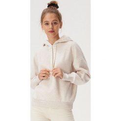 Bluza z lamówką na kapturze - Kremowy. Białe bluzy damskie Sinsay, s, bez wzorów, bez rękawów, bez kaptura. Za 49,99 zł.