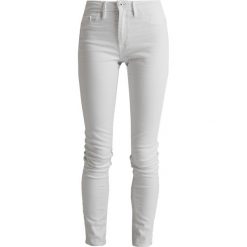 ICHI ERIN IVANA Jeans Skinny Fit white. Białe rurki damskie ICHI. Za 209,00 zł.