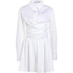 Opening Ceremony SATEEN WRAP FRONT Sukienka koktajlowa white. Białe sukienki damskie koktajlowe marki Opening Ceremony, z elastanu. W wyprzedaży za 839,60 zł.