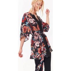 ŻAKIET TYPU KIMONO W KWIATOWY WZÓR, Z PASEM. Czarne żakiety damskie Top Secret, w kwiaty. W wyprzedaży za 59,99 zł.