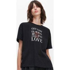 T-shirt oversize z napisami - Czarny. Czarne t-shirty damskie Reserved, s, z napisami, bez kołnierzyka. Za 39,99 zł.