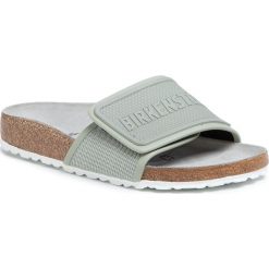 Klapki BIRKENSTOCK - Tema 1015948 Desert Sage. Zielone klapki damskie Birkenstock, bez wzorów, ze skóry ekologicznej, bez obcasa. Za 349,00 zł.
