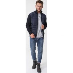 Granatowa Bluza Ankona. Niebieskie bluzy męskie Born2be, xl, bez wzorów, z dzianiny, ze stójką, bez rękawów, długie, bez kaptura. Za 149,99 zł.