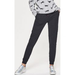 Dresowe joggery - Czarny. Czarne spodnie męskie Cropp, s, bez wzorów, z dresówki. Za 119,99 zł.