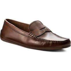 Mokasyny CLARKS - Reazor Drive 261238247 Tan Leahter. Pomarańczowe mokasyny męskie Clarks, na co dzień, z aplikacjami, ze skóry, bez zapięcia. W wyprzedaży za 269,00 zł.