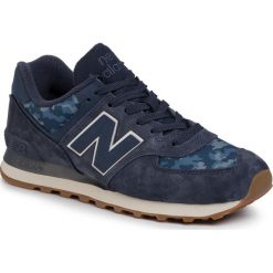 Sneakersy NEW BALANCE - ML574COD Granatowy. Niebieskie sneakersy męskie New Balance, bez wzorów, z zamszu, bez zapięcia. W wyprzedaży za 269,00 zł.
