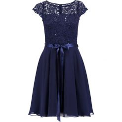 Swing Sukienka koktajlowa ink. Niebieskie sukienki damskie marki Swing, bez wzorów, z elastanu, wizytowe, bez kołnierzyka, bez rękawów. Za 519,00 zł.