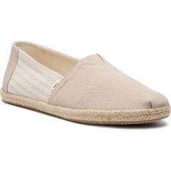 Espadryle TOMS - Classic 10013560 Oxford Tan Ivy League. Brązowe espadryle męskie marki Toms, z tworzywa sztucznego. Za 219,00 zł.