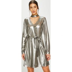 Answear - Sukienka Night Fever. Szare sukienki damskie ANSWEAR, na co dzień, s, bez wzorów, z poliesteru, bez kołnierzyka, z długim rękawem, długie, mini, proste. W wyprzedaży za 59,90 zł.