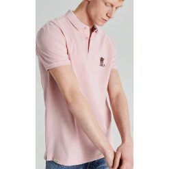 Koszulka polo z haftem - Różowy. Różowe koszulki męskie Cropp, s, z haftami, bez rękawów. Za 49,99 zł.