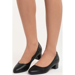 Czarne Czółenka Secret Recipe. Czarne czółenka damskie Born2be, bez wzorów, na niskim obcasie, na słupku. Za 69,99 zł.