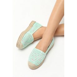Miętowe Espadryle Hometown. Zielone espadryle damskie Born2be, bez wzorów, z koronki, bez obcasa, na płaskiej podeszwie. Za 49,99 zł.