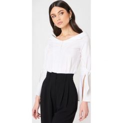 Glamorous Koszula z wiązaniem na rękawie - White. Białe koszule damskie marki Glamorous, bez wzorów, bez kołnierzyka, z krótkim rękawem. W wyprzedaży za 80,97 zł.