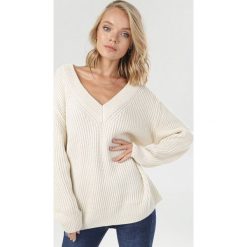 Kremowy Sweter Patris. Brązowe swetry damskie Born2be, s, bez wzorów, bez rękawów, bez kaptura. Za 139,99 zł.