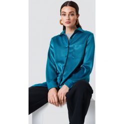 NA-KD Satynowa kurtka oversize - Green. Zielone kurtki damskie NA-KD, bez wzorów, z poliesteru, bez kaptura. W wyprzedaży za 72,88 zł.
