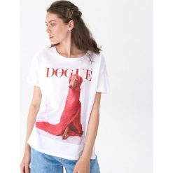 T-shirt z nadrukiem Dogue - Biały. Białe t-shirty damskie House, s, z nadrukiem, bez kołnierzyka. Za 29,99 zł.