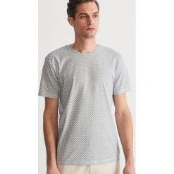 T-shirt z mikrowzorem - Kremowy. Białe t-shirty męskie Reserved, s, bez wzorów, bez kołnierzyka. Za 49,99 zł.